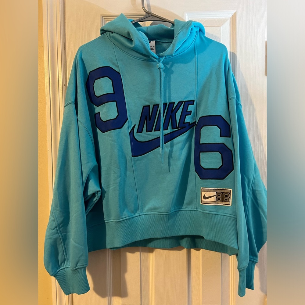 NIKE CROP SWEATSHIRT. NWOT.